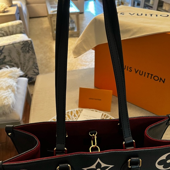 Louis Vuitton OnTheGo MM - Picture 10 of 10